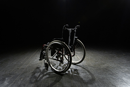 Silla de ruedas en un escenario