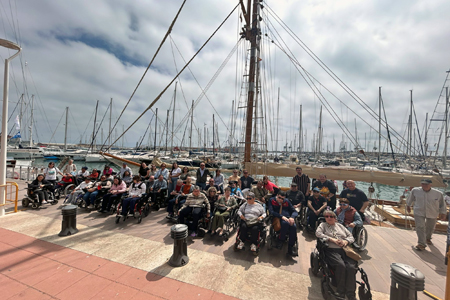Junto a uno de los barcos de "Escala a Castelló"