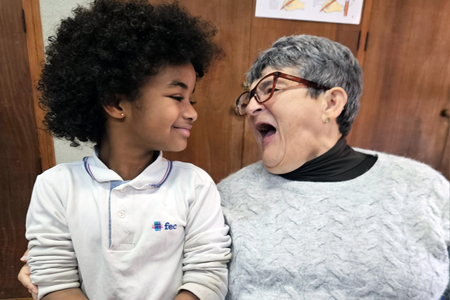 Rosana con María en el colegio Madre Vedruna