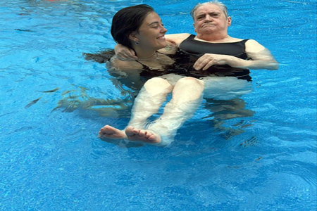 Carme y Rosita en la piscina del Maset
