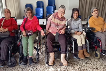 Cinco chicas con el jersey del revés.