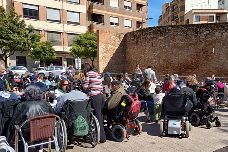 Almorzando junto a la muralla liberal