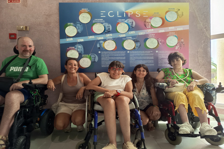 Un grupo del Maset en el planetario